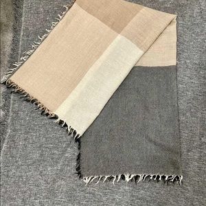 ARITZIA Wilfred blanket Scarf. Perfect condition.
